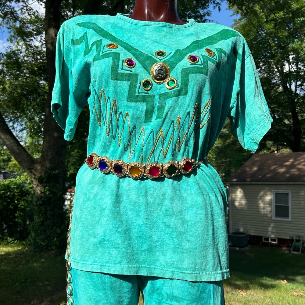 SOLDDDD🙌🏾🔥     Vintage Tye Dye Two Piece Gem Stone Set